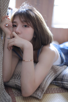 校花光屁股穿裙子被老师打屁股